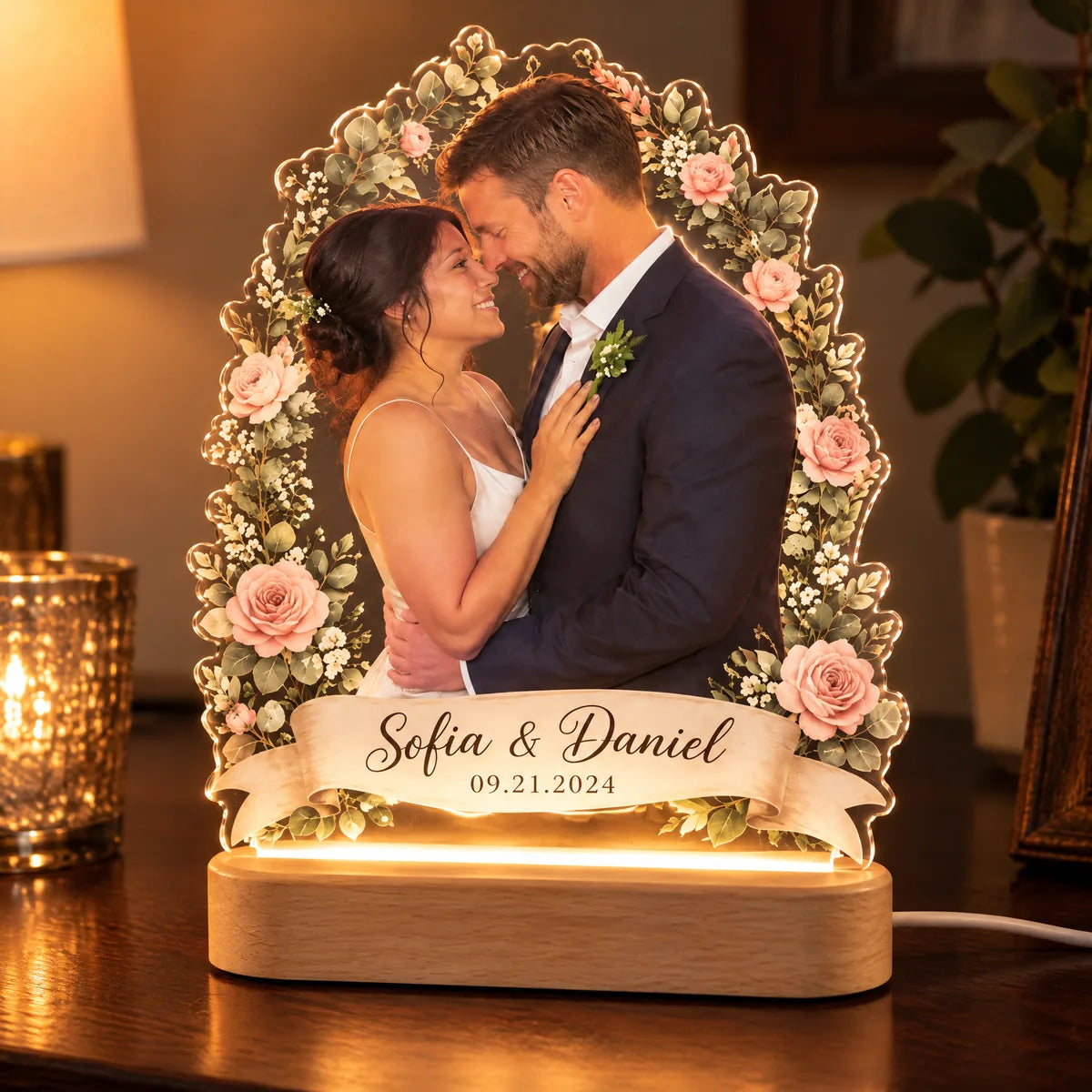 Momavo vow light: crystal-clear acrylic cut to the couple, sharp print, real wood base